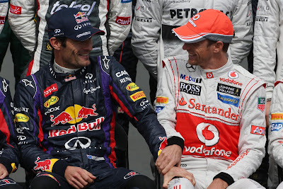 Марка Уэббер держит руку на колене Дженсона Баттона на фотосессии пилотов на Гран-при Австралии 2013
