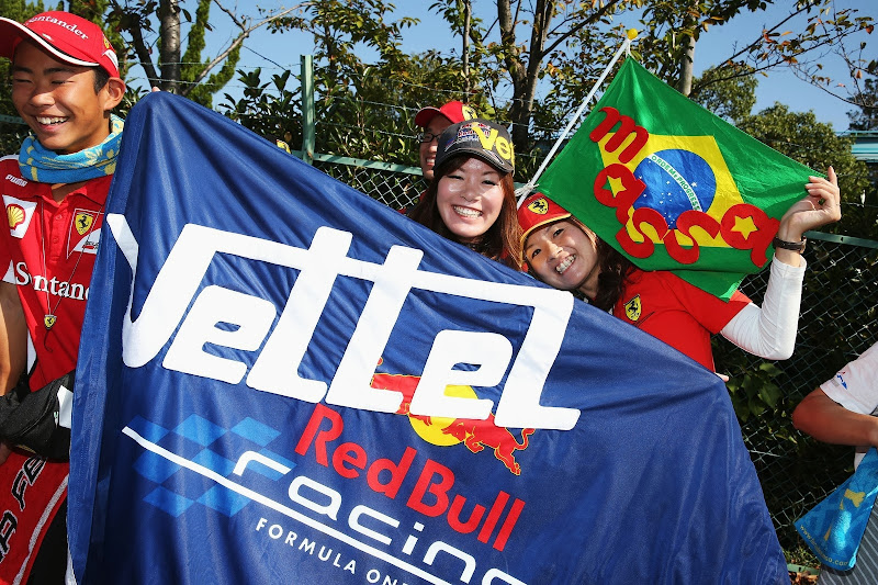 болельщики Феттеля и Массы с флагами на Гран-при Японии 2013