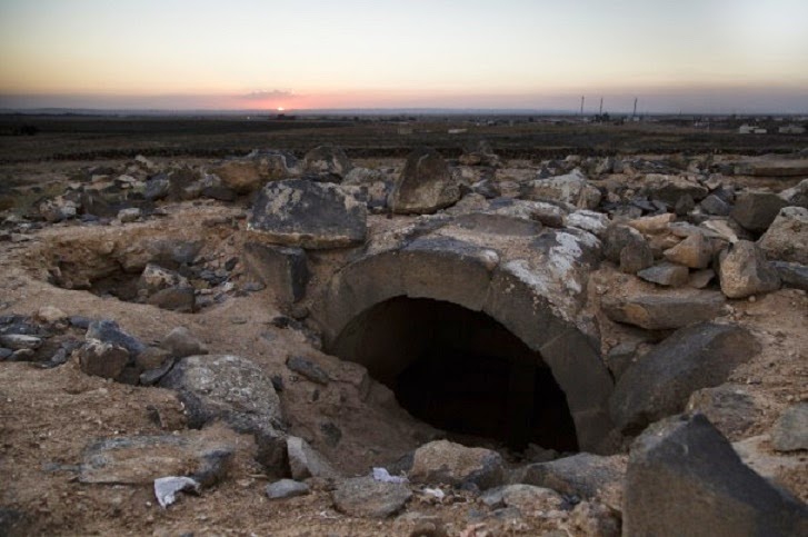 Tomb raiders in Jordan descend on ancient crypts Tomb raiders in Jordan descend on ancient crypts
