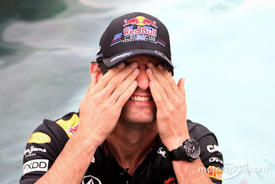 Марк Уэббер закрывает глаза руками в бассейне на Гран-при Монако 2011