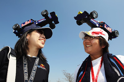 две болельщицы Red Bull в самодельных кепках из болидов на Гран-при Японии 2011