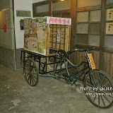 阿 x 廣告車。我承認,我不懂那個字。 阿 x 廣告車。我承認,我不懂那個字。