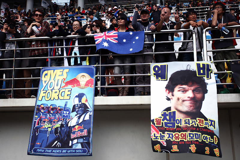 болельщики Red Bull на трибунах Йонама с плакатами в поддержу Феттеля и Уэббера на Гран-при Кореи 2011