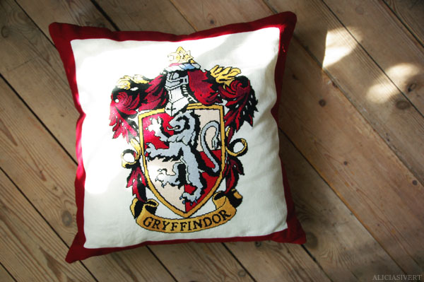 daring, nerve, and chivalry, harry potter, gryffindor, hogwarts crest, hufflepuff, slytherin, ravenclaw, embroidery, cross-stitch, pattern by little_mojo, aliciasivert, alicia sivertsson, lion, embroidery, handicraft, handcraft, create, needle, yarn, sew, sewing, stitch, needlework, korsstygn, korsstygnsbroderi, broderi, handarbete, pyssel