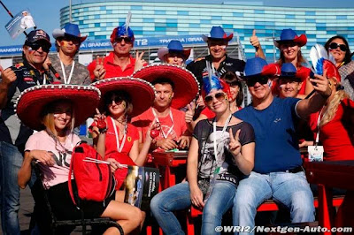 болельщики Ferrari в шляпах и с ирокезами на Гран-при России 2014