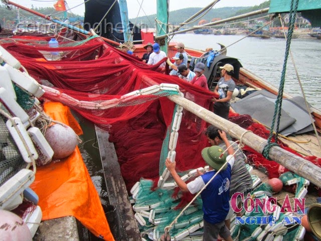 Ngư dân Quỳnh Lưu đang chuẩn bị ngư cụ ra khơi đánh bắt hải sản