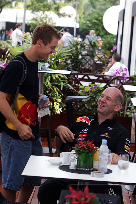 Себастьян Феттель и Эдриан Ньюи веселятся на Гран-при Сингапура 2011