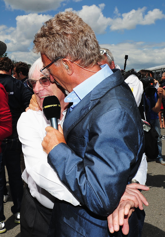 Берни Экклстоун обнимает Эдди Джордана на Гран-при Канады 2013