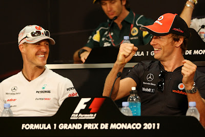 Михаэль Шумахер и рулящий Дженсон Баттон на пресс-конференции в среду на Гран-при Монако 2011