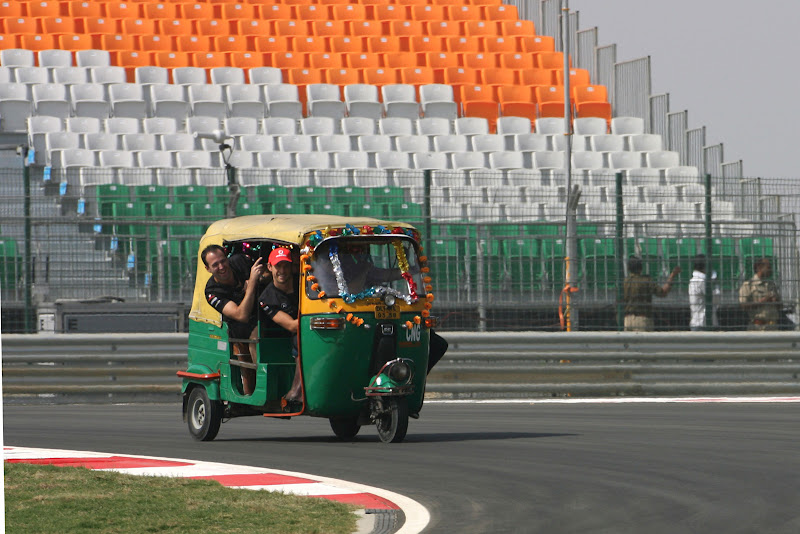 Дженсон Баттон и Джейк Хамфри пилотируют индийскую машинку на трассе Буддх на Гран-при Индии 2011