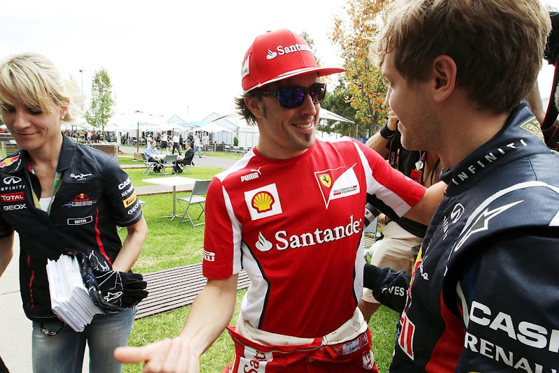 Фернандо Алонсо и Себастьян Феттель в добром расположении духа встречают друг друга на Гран-при Австралии 2012