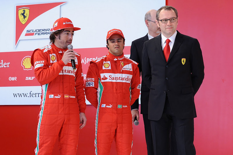 Фернандо Алонсо с микрофоном и Фелипе Масса с измученным видом на презентации Ferrari в Маранелло 3 февраля 2012