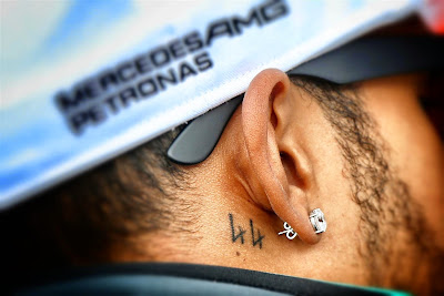 татуировка 44 за ухом у Льюиса Хэмилтона на Гран-при Великобритании 2014