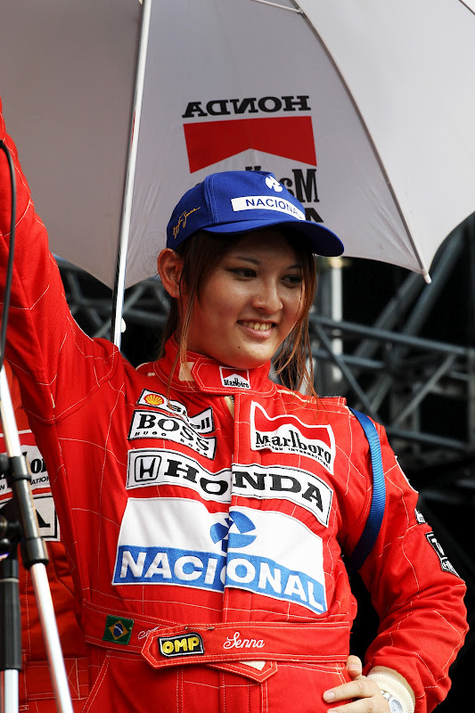 болельщица в комбинезоне McLaren Айртона Сенны на Гран-при Японии 2012