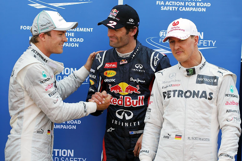 Нико Росберг поздравляет Марка Уэббера перед Михаэлем Шумахером после квалификации на Гран-при Монако 2012