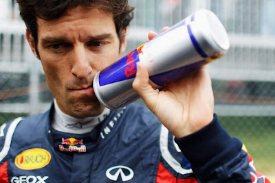 Марк Уэббер попивает из своей бутылки Red Bull на Гран-при Канады 2011