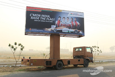 передвижной баннер на колесах Force India на Гран-при Индии 2012
