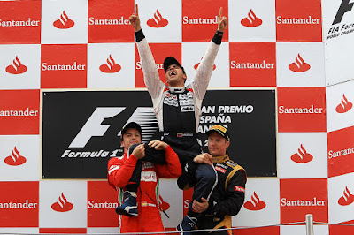 Пастор Мальдонадо отмечает победу на плечах Фернандо Алонсо и Кими Райкконена на подиуме Гран-при Испании 2012