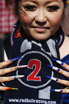 болельщица Марка Уэббера и Red Bull с разукрашенными ногтями на Гран-при Японии 2012