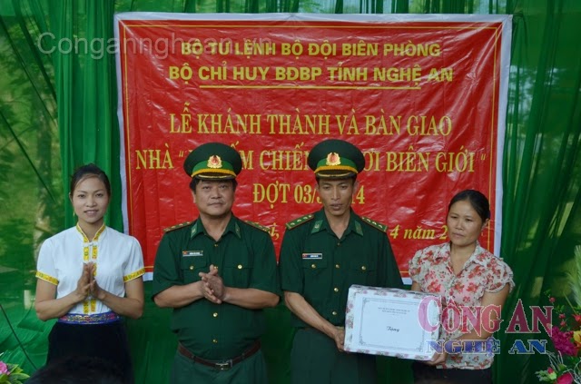 Đồn BP Na Loi, địa phương tặng quà cho gia đình đồng chí Tú