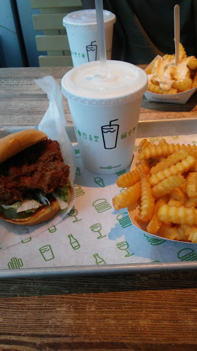 Hamburger Restaurant «Shake Shack», reviews and photos, 400 E Pratt St, Baltimore, MD 21202, USA