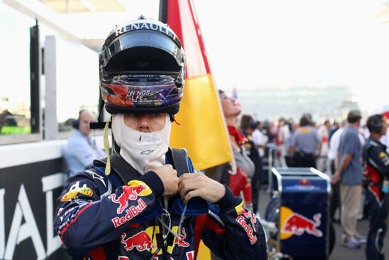 Себастьян Феттель готовится к гонке на стартовой решетке Яс Марины на Гран-при Абу-Даби 2011