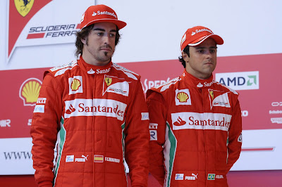 Фернандо Алонсо и Фелипе Масса удрученно смотрят на новую Ferrari F2012 на презентации болида в Маранелло 3 февраля 2012