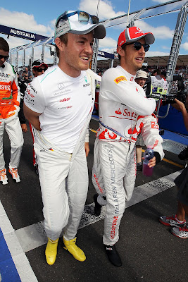 Нико Росберг и Дженсон Баттон идут по пит-лейну на Гран-при Австралии 2012