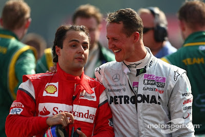 улыбающиеся Фелипе Масса и Михаэль Шумахер идет по Монце на Гран-при Италии 2011