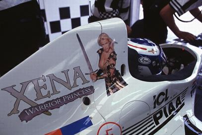 реклама сериала Зена - королева воинов на болиде Tyrrell Мики Сало на Гран-при Великобритании 1997