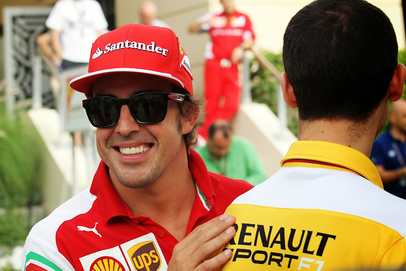 Фернандо Алонсо хлопает по плечу моториста Renault на Гран-при Бахрейна 2014