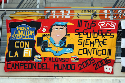 баннер на трибунах от болельщиков Фернандо Алонсо на предсезонных тестах 2012 в Барселоне
