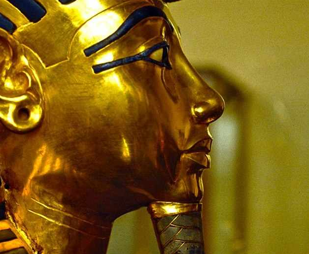 Tutankhamun’s burial mask "irreversibly damaged" Tutankhamun’s burial mask "irreversibly damaged"