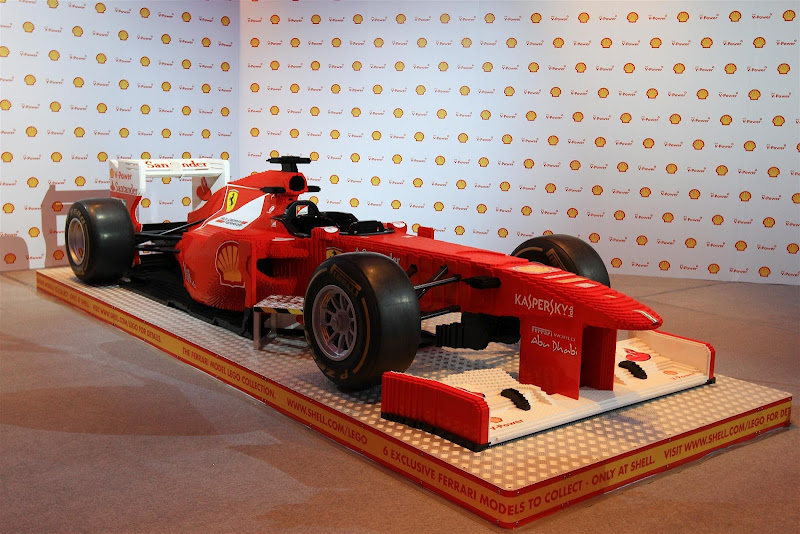 болид Ferrari из лего в полную величину на Гран-при Сингапура 2012