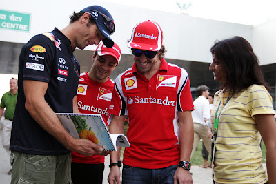 Марк Уэббер показывает смешную книжку Фелипе Массе и Фернандо Алонсо на Гран-при Индии 2011