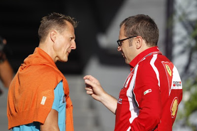 Стефано Доменикали показывает Михаэлю Шумахеру на Гран-при Италии 2011