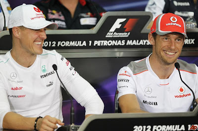 улыбающиеся Михаэль Шумахер и Дженсон Баттон на пресс-конференции в четверг на Гран-при Малайзии 2012