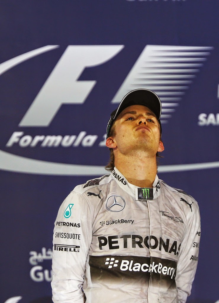 расстроенный Нико Росберг на второй ступеньке подиума Гран-при Бахрейна 2014