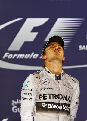 расстроенный Нико Росберг на второй ступеньке подиума Гран-при Бахрейна 2014