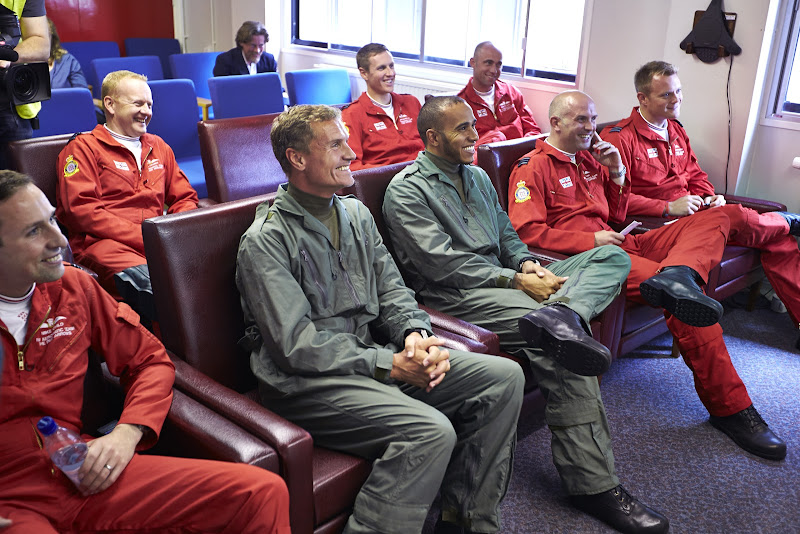 Льюис Хэмилтон и Дэвид Култхард в компании с Красными Стрелами Королевских ВВС Великобритании
