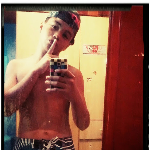 Cabeça do membro na pequena criança