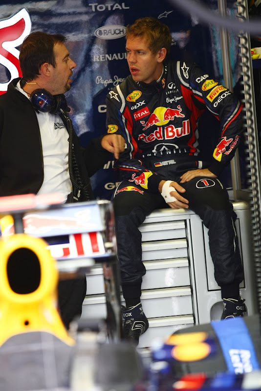 Себастьян Феттель в боксох Red Bull разговаривает с кем-то на Гран-при Венгрии 2011