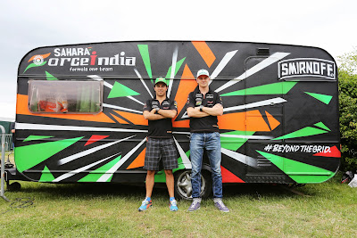 Серхио Перес и Нико Хюлькенберг на фоне дома на колесах Force India на Гран-при Великобритании 2014