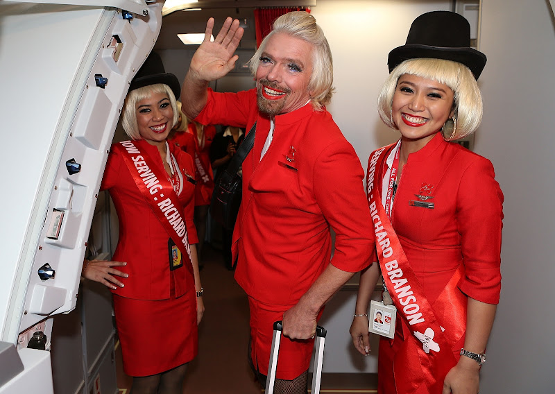 Сэр Ричард Брэнсон в роли стюардессы на борту самолета AirAsia Тони Фернандеса 12 мая 2013