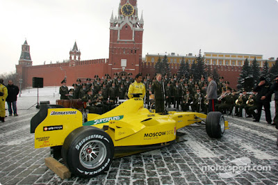 болид Jordan 2005 на Красной площади на кремля и оркестра в Москве 2005