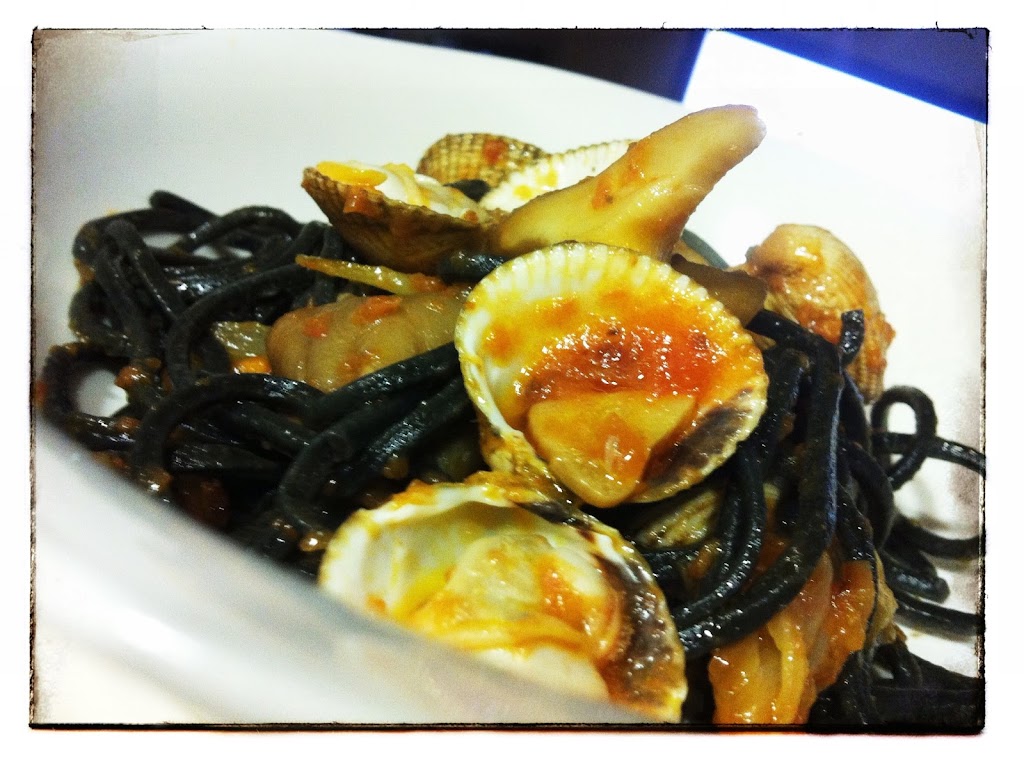 Spaghetti de tinta con berberechos y gírgolas restaurante a domicilio Mejor en casa Spaghetti de tinta con berberechos y gírgolas restaurante a domicilio Mejor en casa