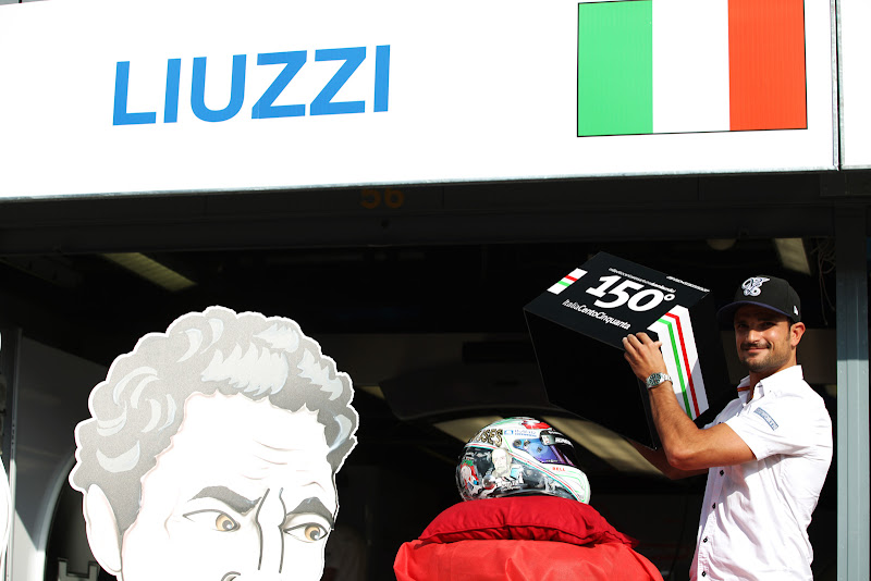 Витантонио Льюцци демонстрирует специальный шлем к Гран-при Италии 2011 в Монце