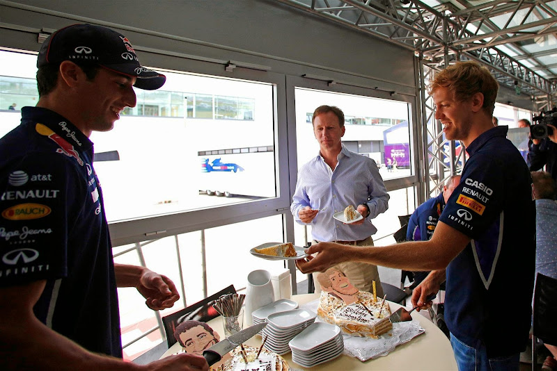 Себастьян Феттель отрезает кусочек торта Даниэлю Риккардо на Гран-при Великобритании 2014