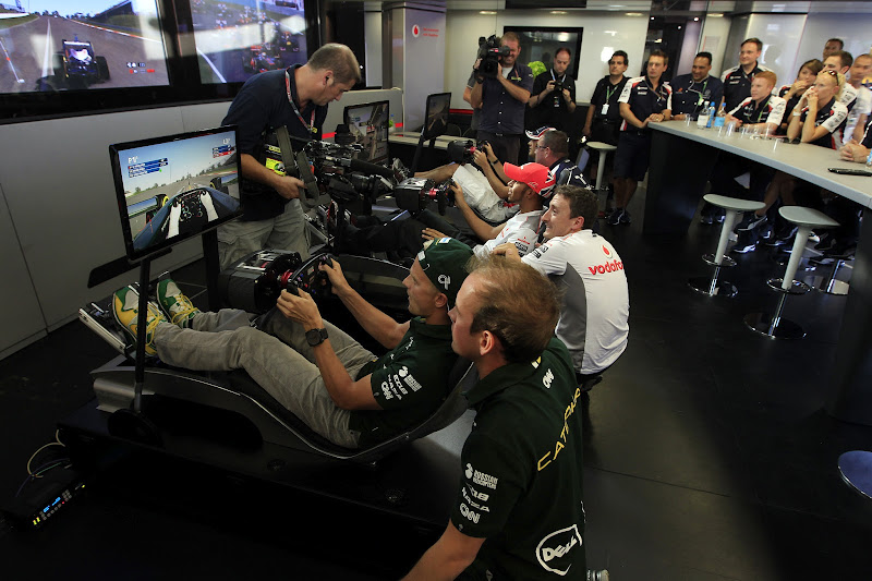 Хейкки Ковалайнен Льюис Хэмилтон Бруно Сенна со своими инженерами играют на Playstation на Гран-при Италии 2012