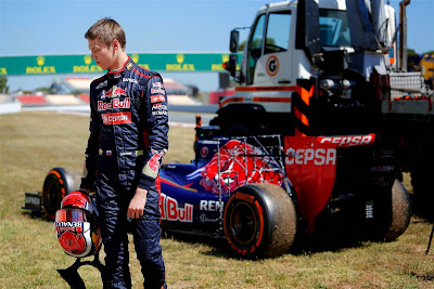 Даниил Квят и его болид Toro Rosso на тестах в Барселоне 2014